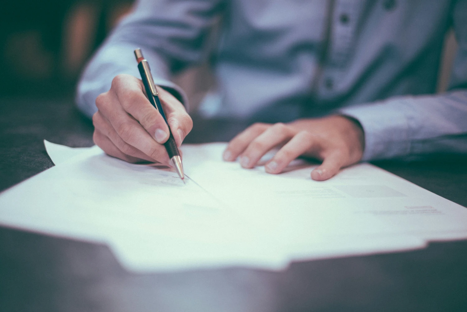 Firmando un acuerdo de colaboración