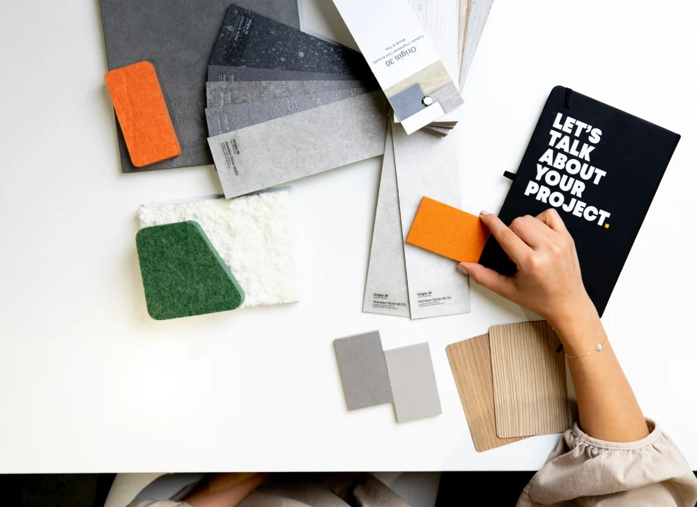 Muestras de materiales y colores para definir la identidad de marca