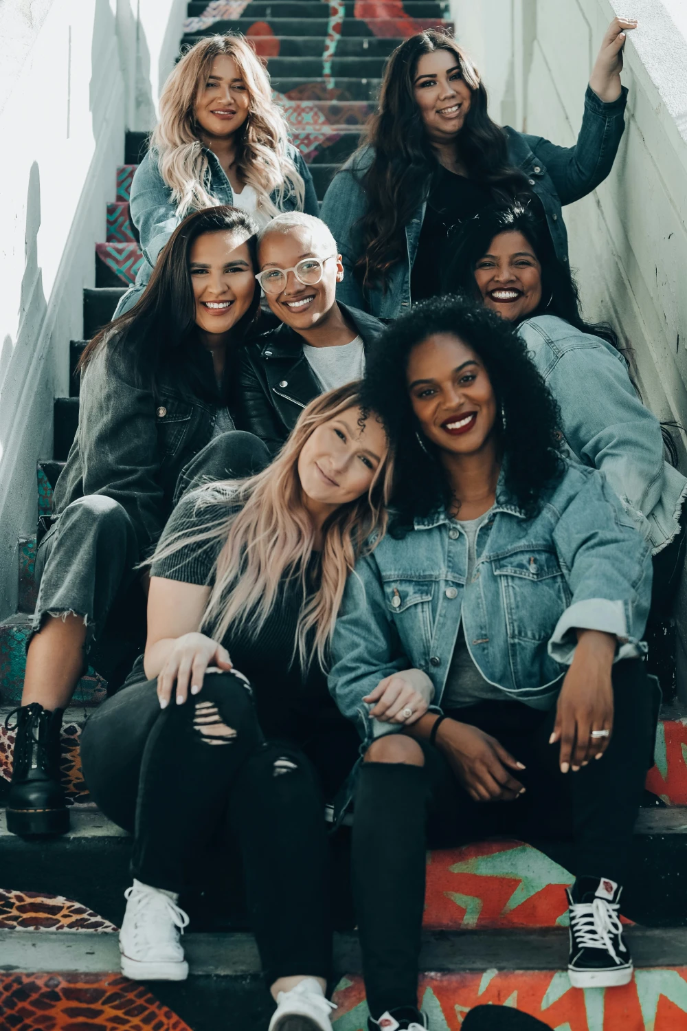 Grupo de creadoras de contenido sonriendo juntas