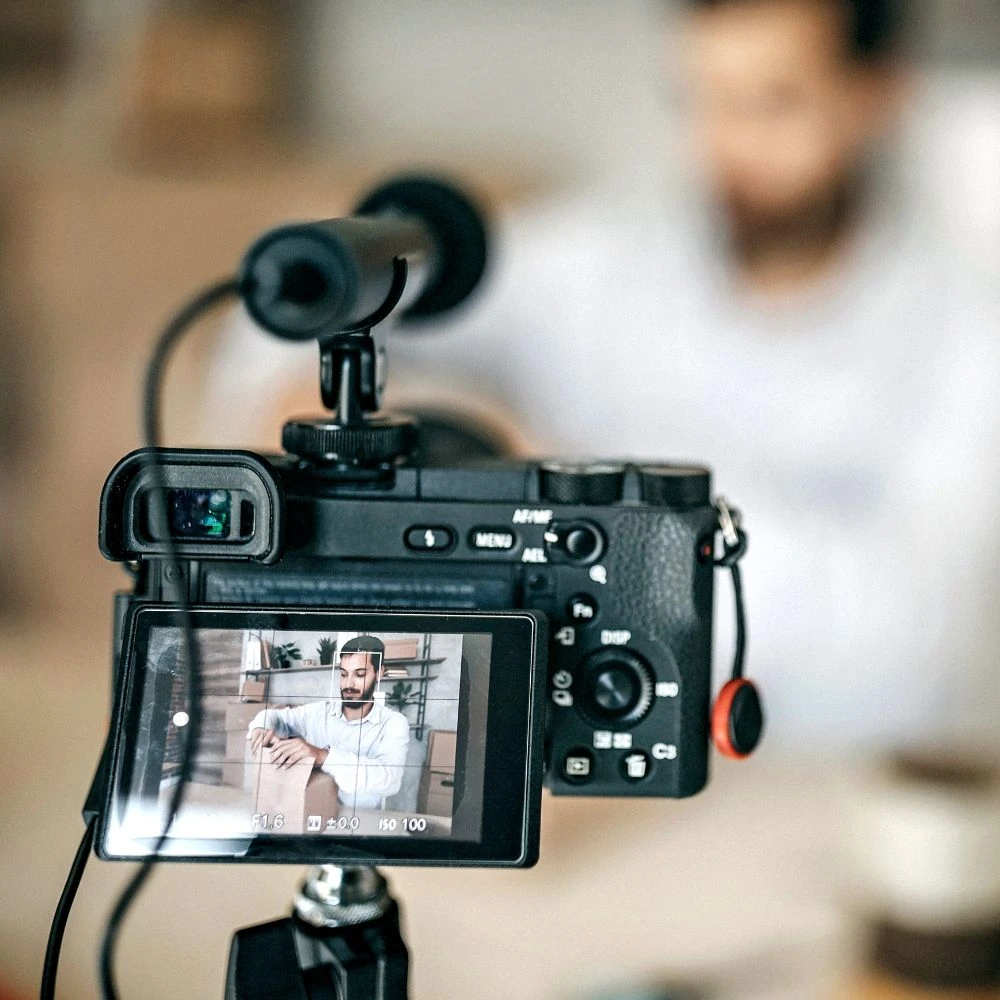 Creador haciéndose un video con el móvil