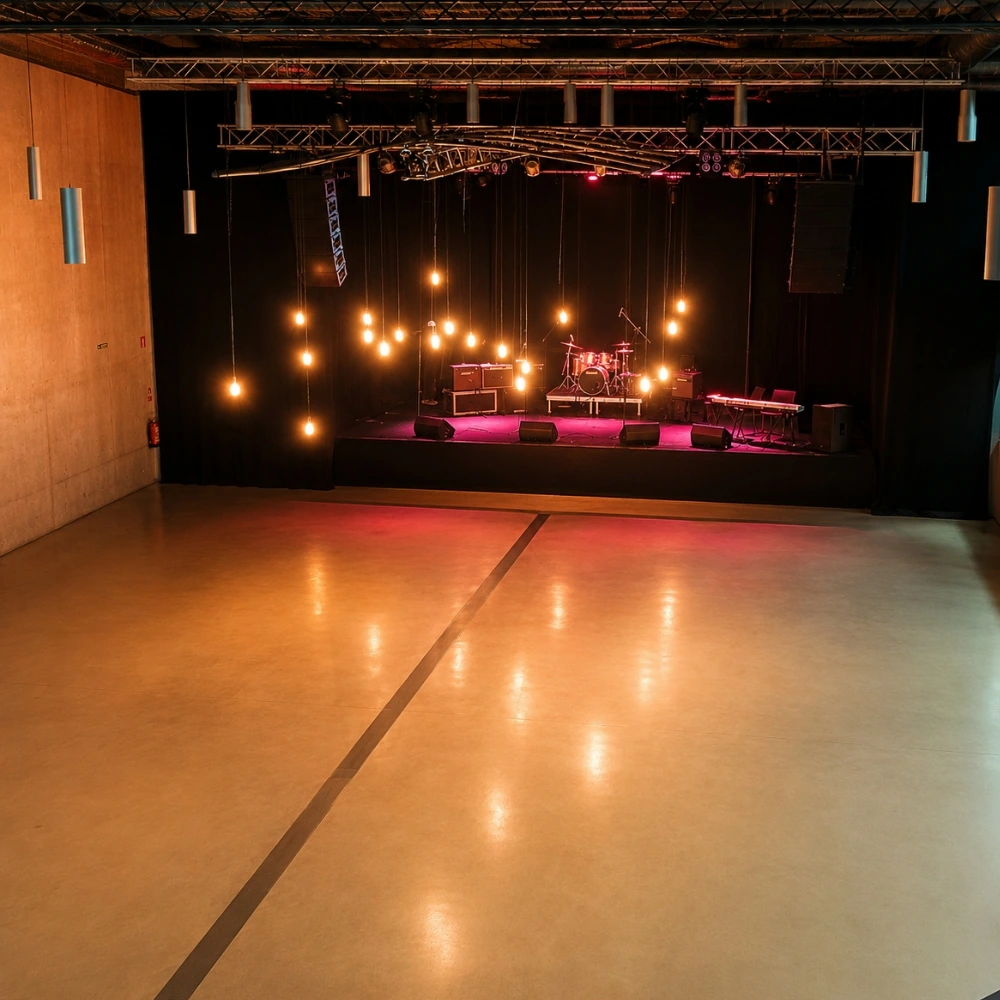 Escenario vacío listo para montar un evento
