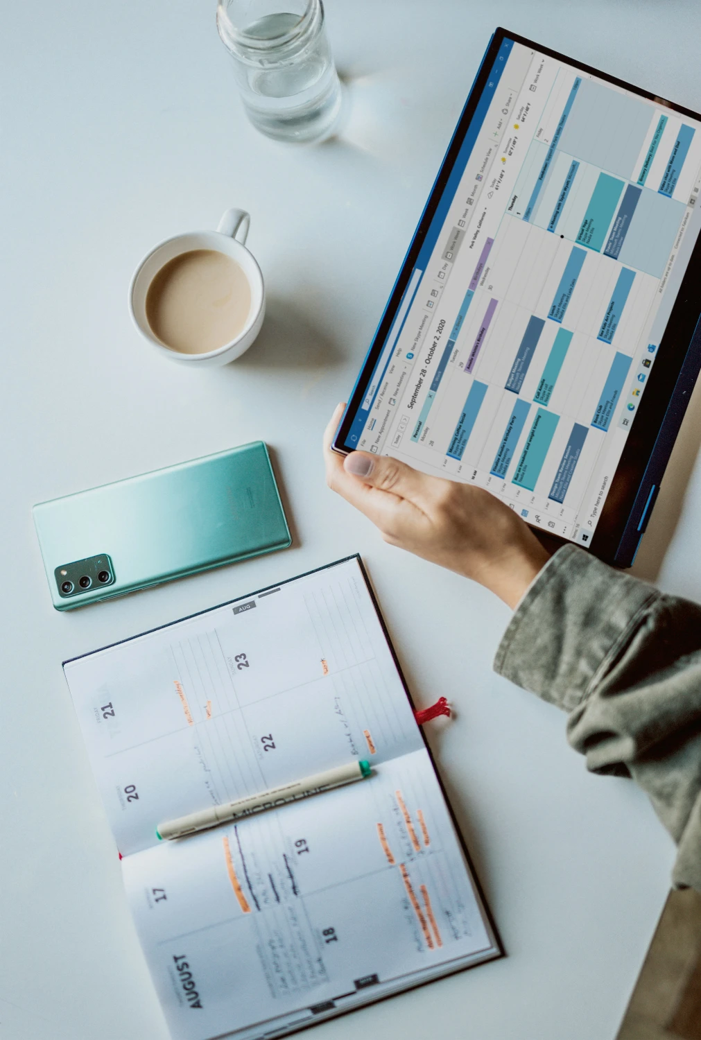 Calendario de contenido y publicación en tablet y portátil