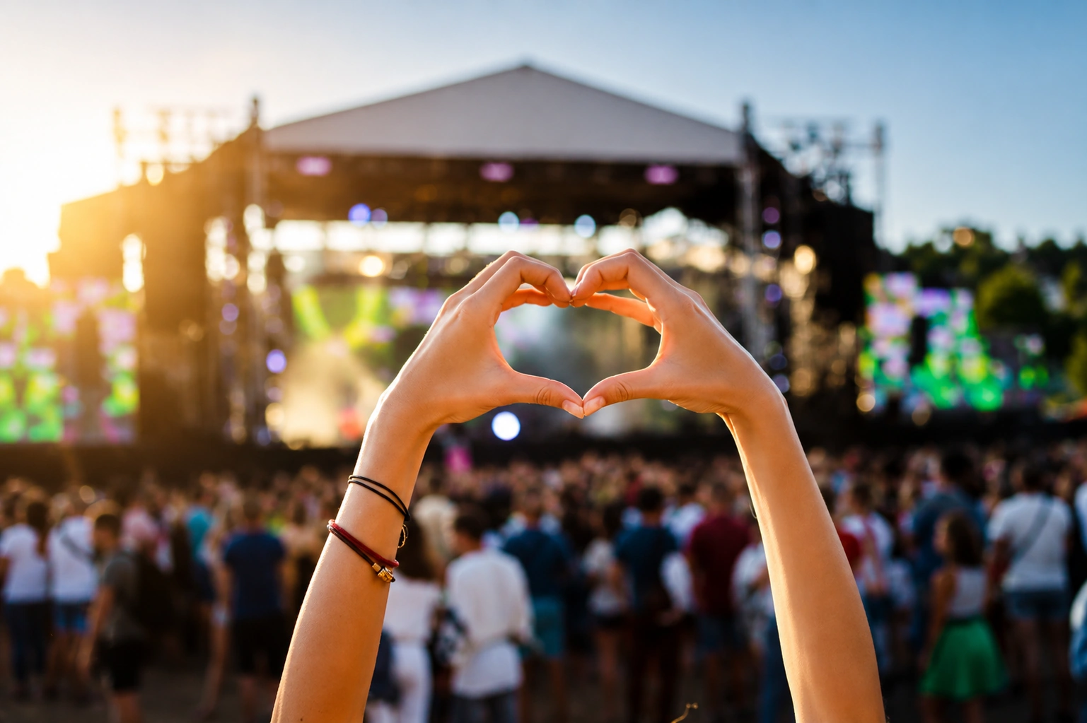 Público disfrutando de un festival al aire libre