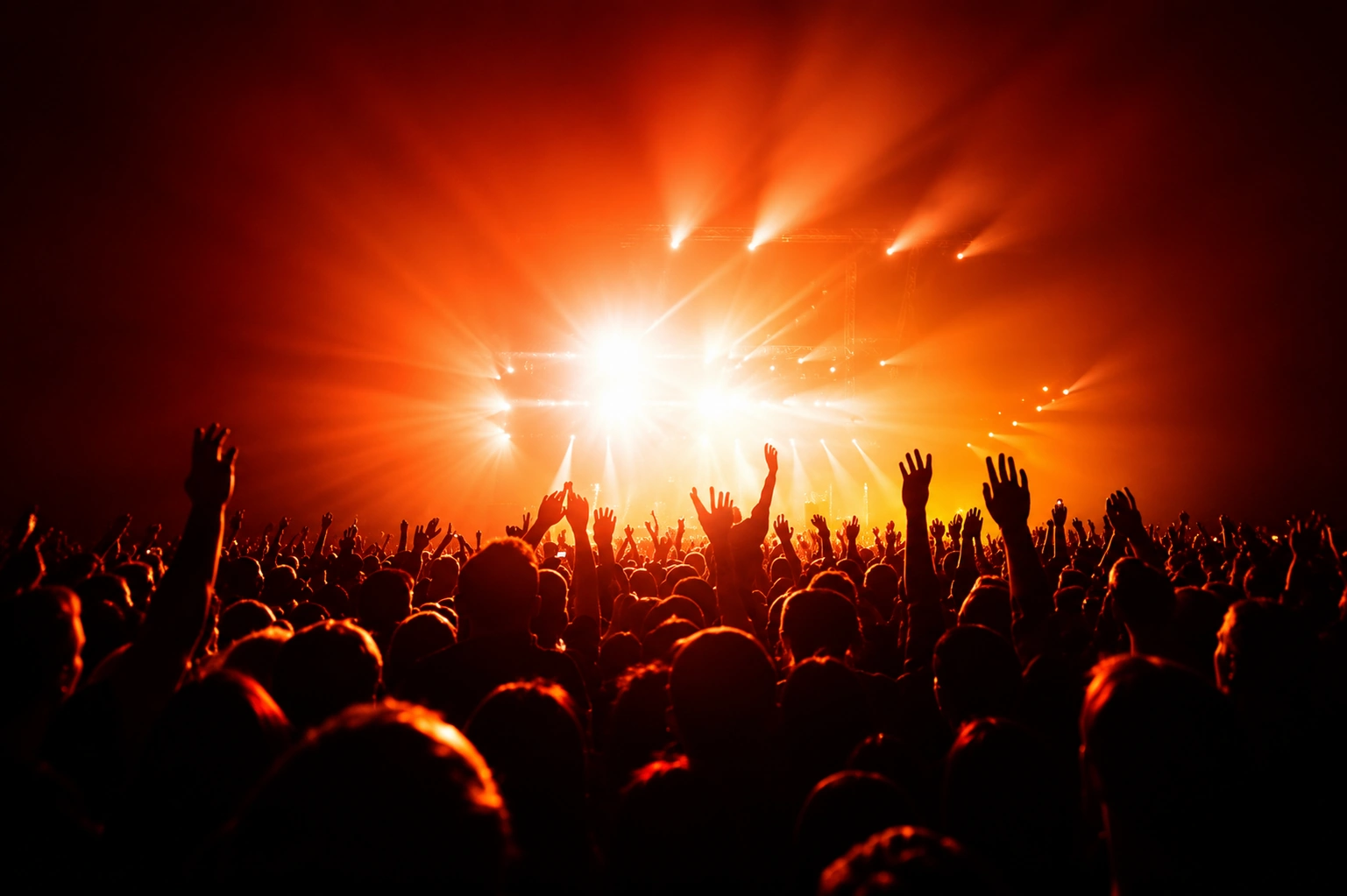 Equipo de una promotora organizando un concierto