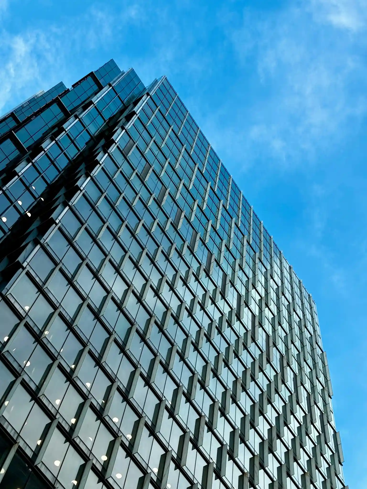 Edificio con fachada contemporánea