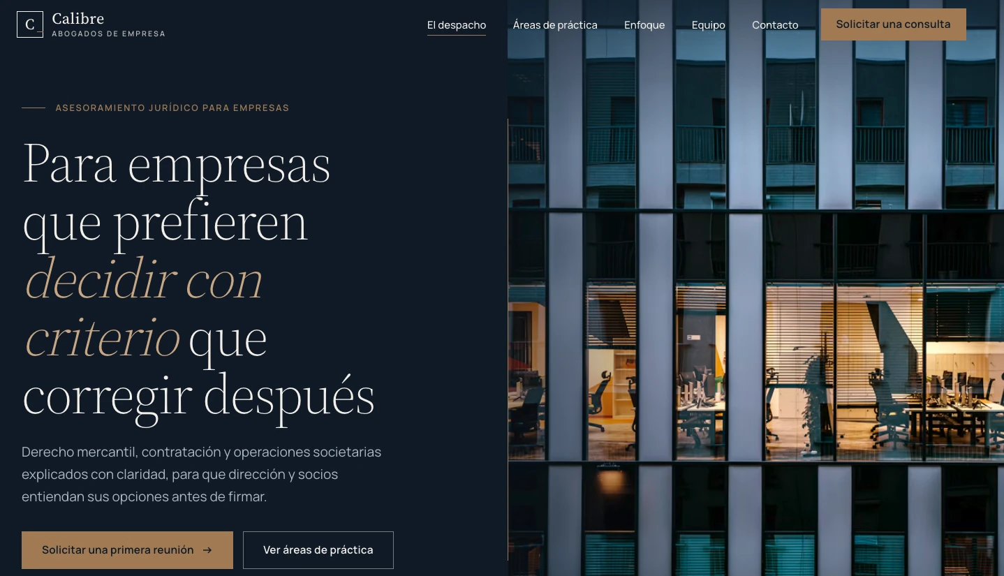 Ejemplo de diseño web para despacho de abogados o asesoría: Calibre Abogados, sobrio y corporativo