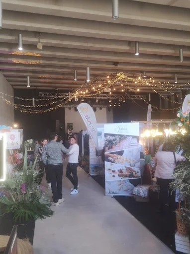 Pasillo de un mercado de artesanía dentro de Escenario Santander