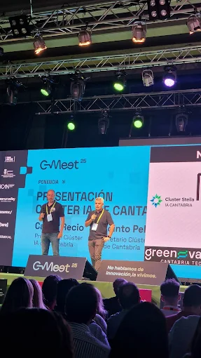 Ponencia sobre el escenario durante una jornada de empresa