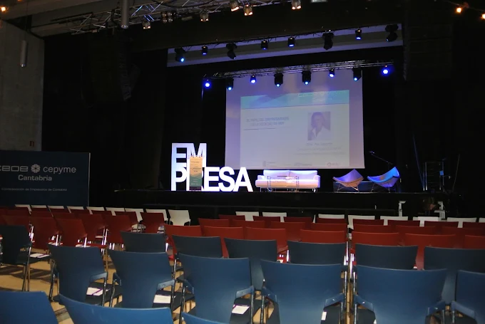 Escenario preparado para una conferencia de empresa con pantalla y grada
