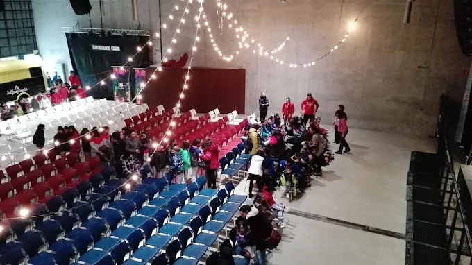 Público infantil en la grada de Escenario Santander durante un evento con luces