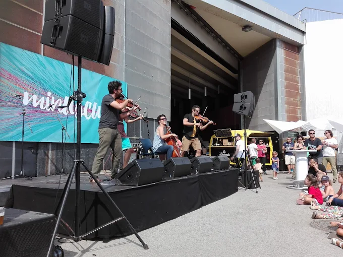 Trío de música en directo actuando en el exterior de Escenario Santander