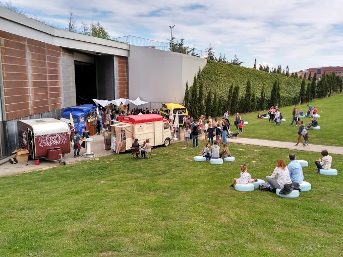 Food trucks y zona chill-out al aire libre en un evento en Escenario Santander