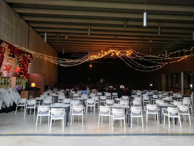 Sala de Escenario Santander montada con mesas y sillas vacías antes de un evento