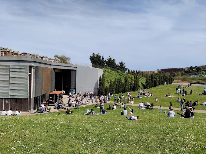 Exterior de Escenario Santander con público disfrutando del césped durante un evento