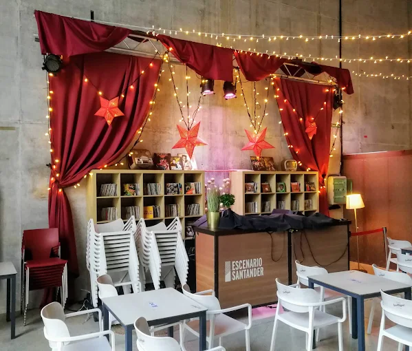 Rincón decorado con cortinas rojas, estrellas y luces para un evento temático