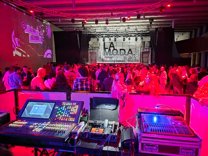 Fiesta con DJ y luces de ambiente en Escenario Santander