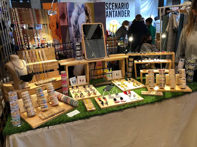 Puesto de bisutería y artesanía en un mercado en Escenario Santander