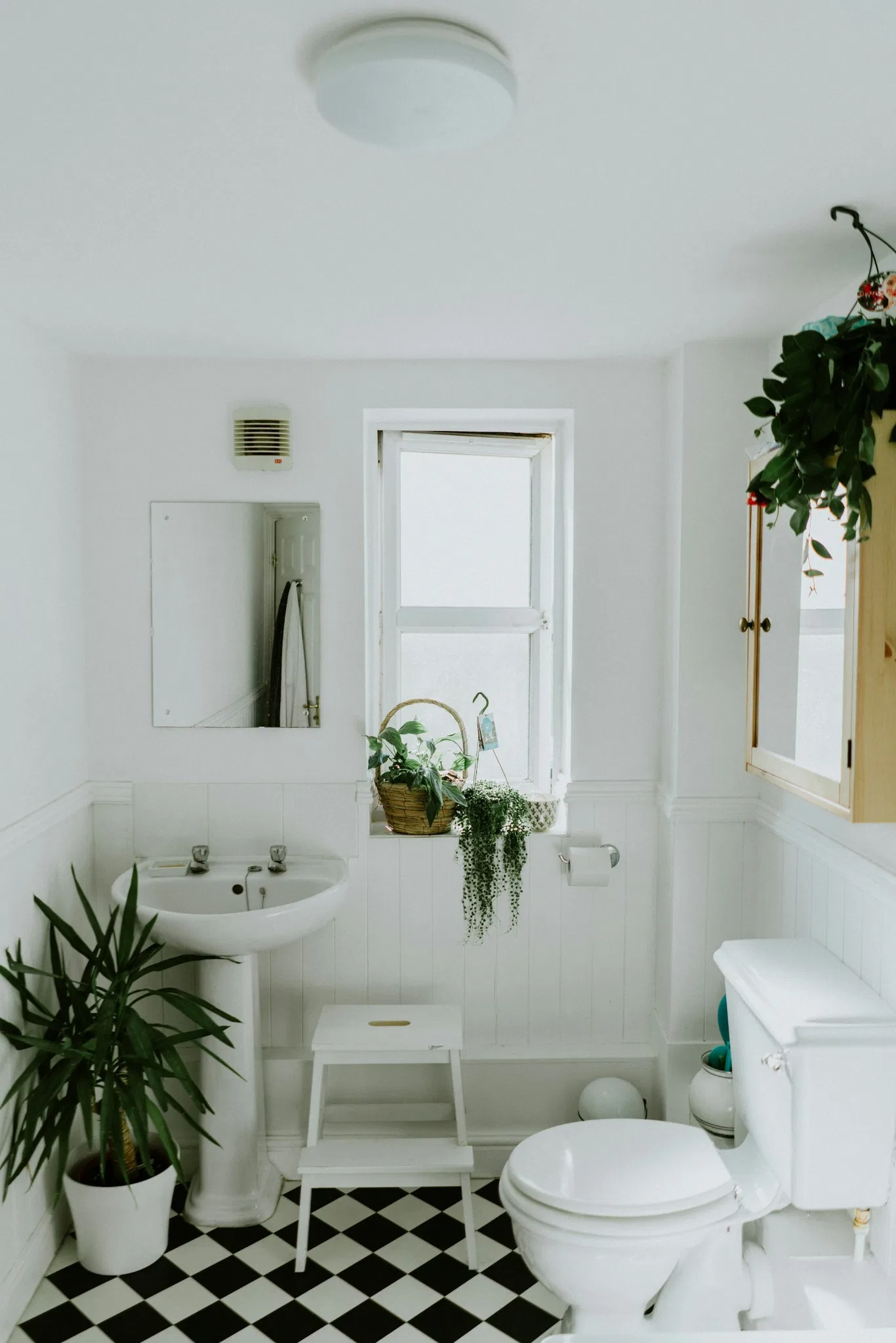 Baño reformado con acabados claros