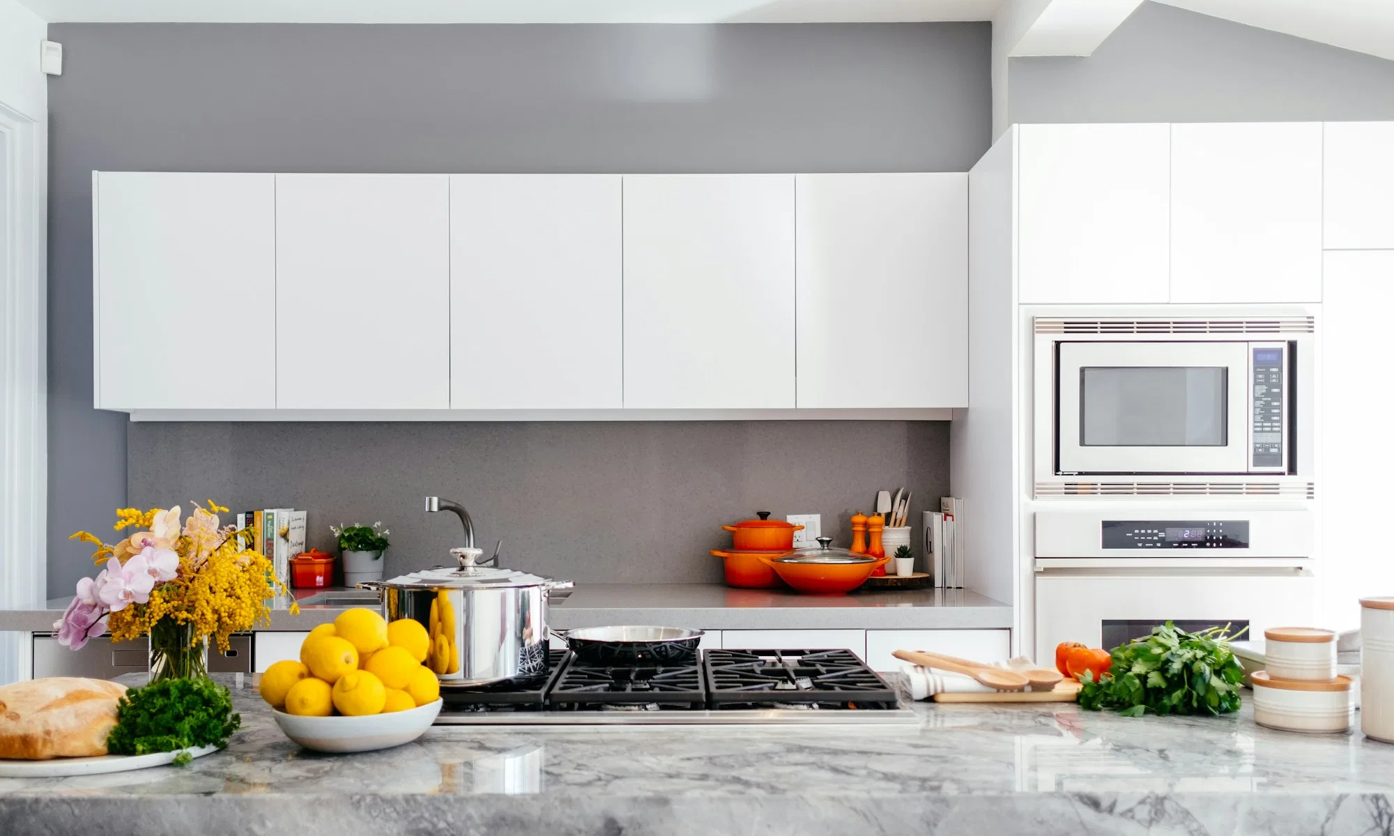 Cocina reformada con materiales naturales