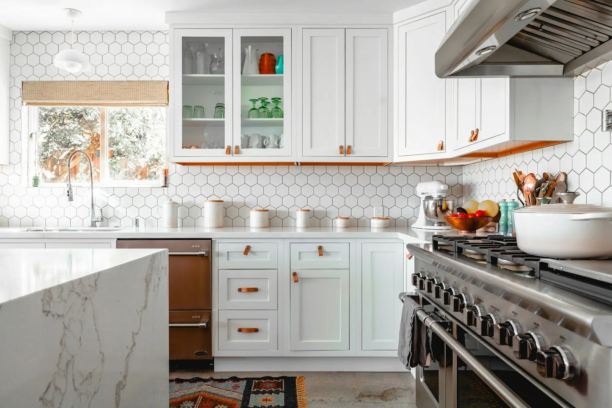 Cocina contemporánea con isla central