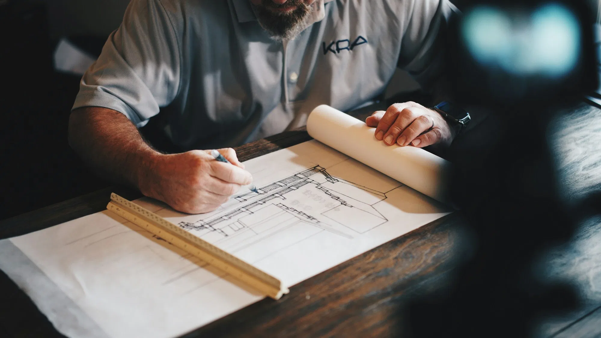 Planos de arquitectura sobre una mesa de trabajo